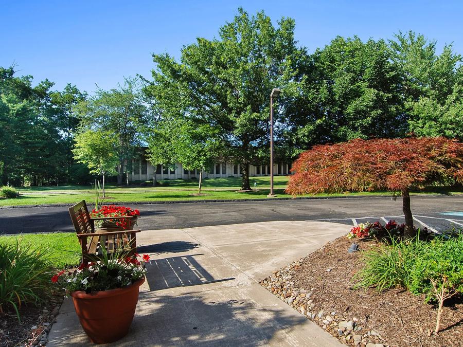 Red Roof Inn Cleveland - Westlake Outdoor Sitting Area Image