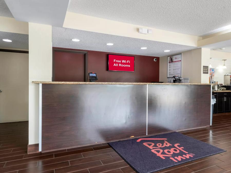 Red Roof Inn Charlottesville Front Desk Area Image