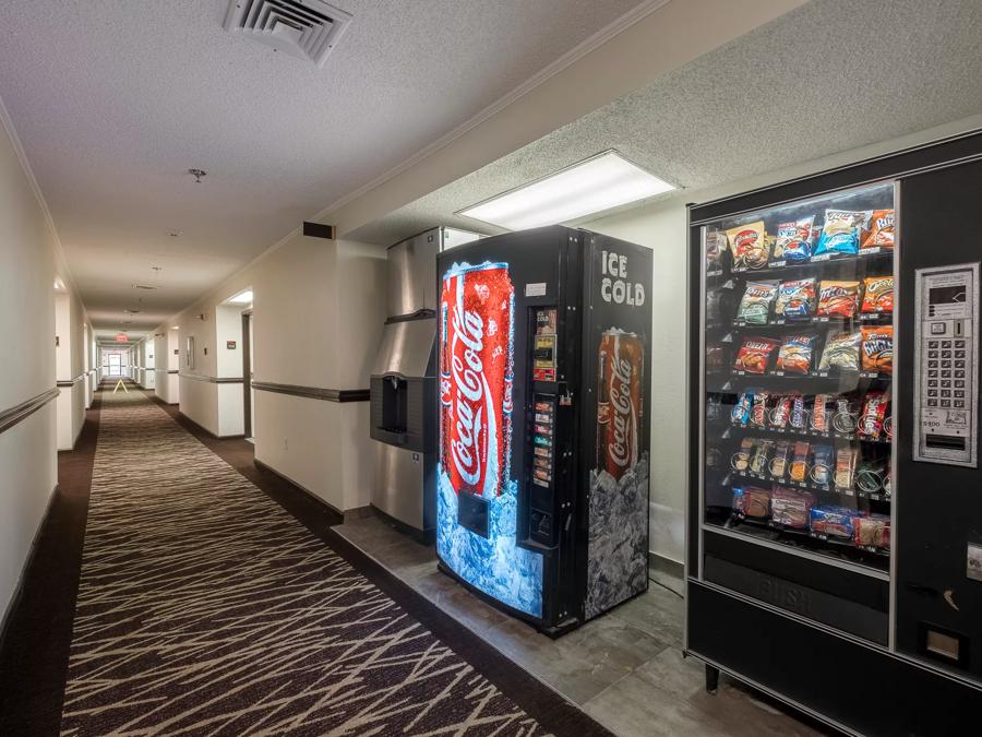 Red Roof PLUS+ & Suites Opelika Vending Image