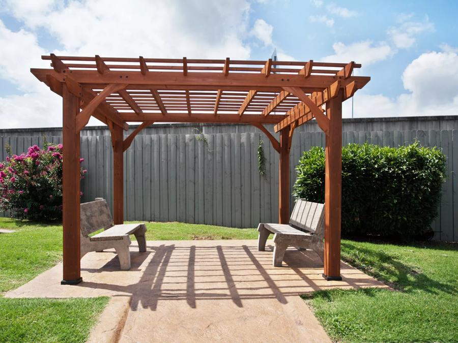 Red Roof PLUS+ Nashville Fairgrounds Outdoor Sitting Area Image