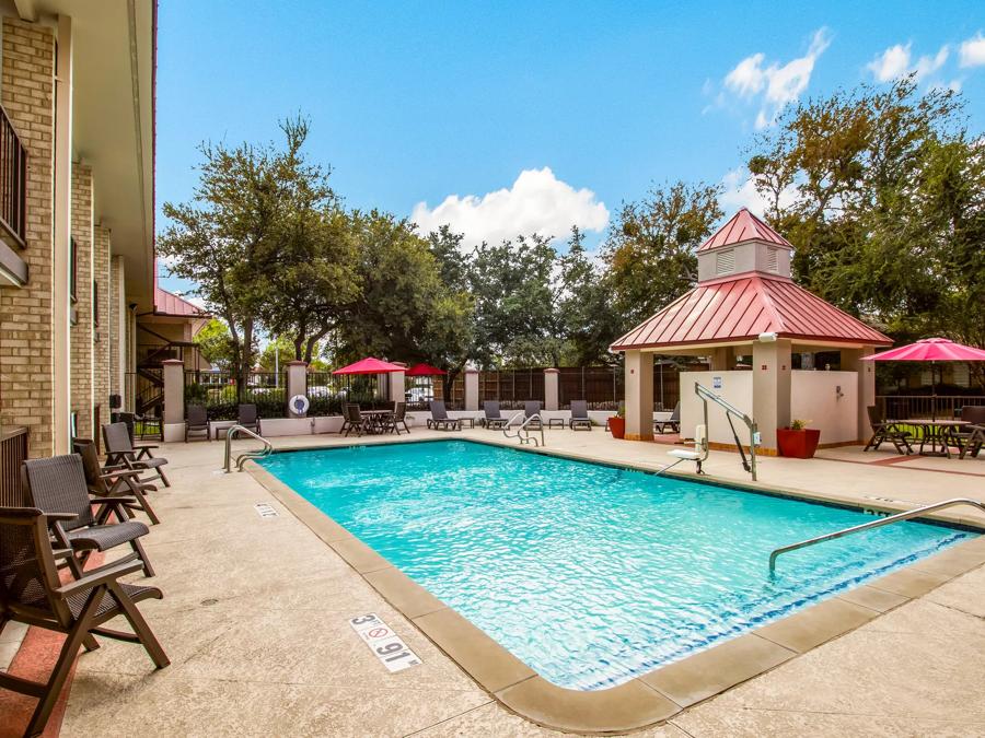 Red Roof PLUS+ Dallas - Addison Outdoor Swimming Pool Image