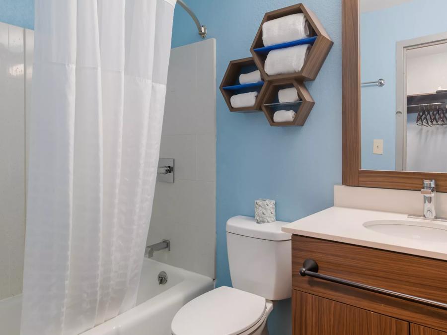  HomeTowne Studios Newport News - Hampton West Studio King Bed Non-Smoking Bathroom Image