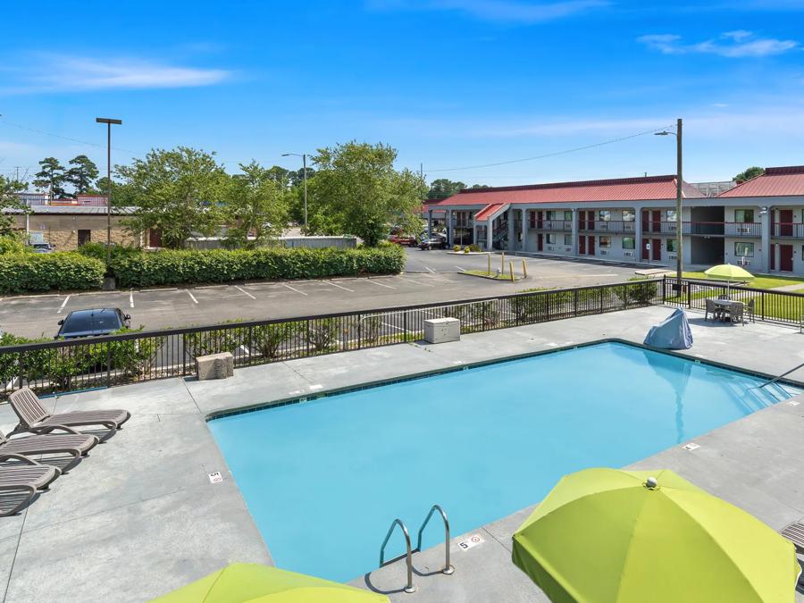 Red Roof Inn Wilmington, NC Swimming Pool Image