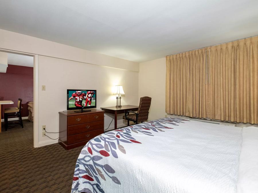 Red Roof Inn & Suites Hazleton Deluxe Queen Bed Non-Smoking Image