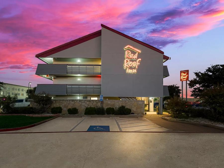 Cheap hotel near DFW airport