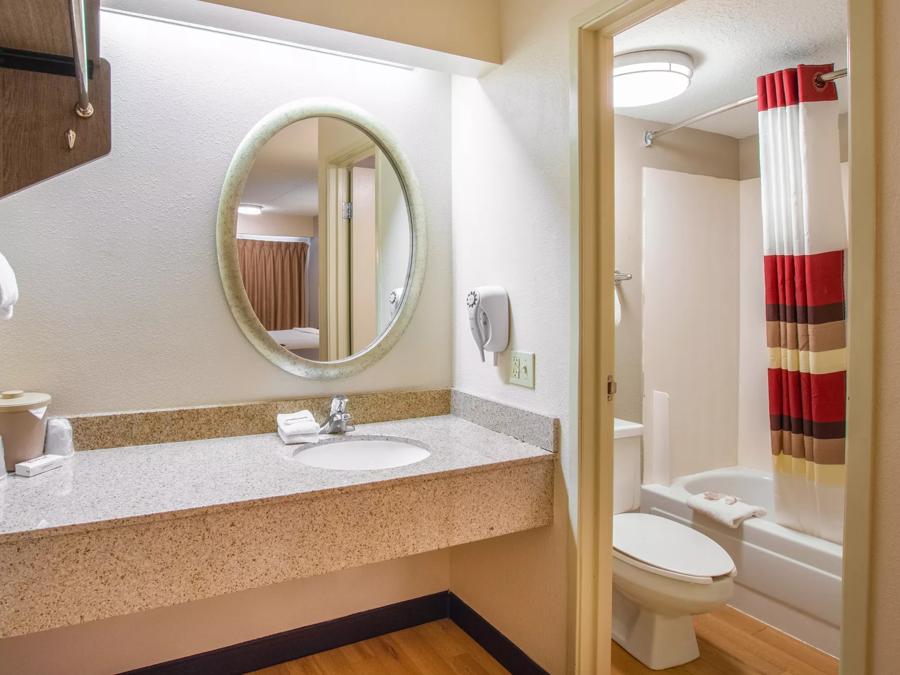 Red Roof Inn Kalamazoo West - Western Michigan U Deluxe 2 Full Bathroom Image