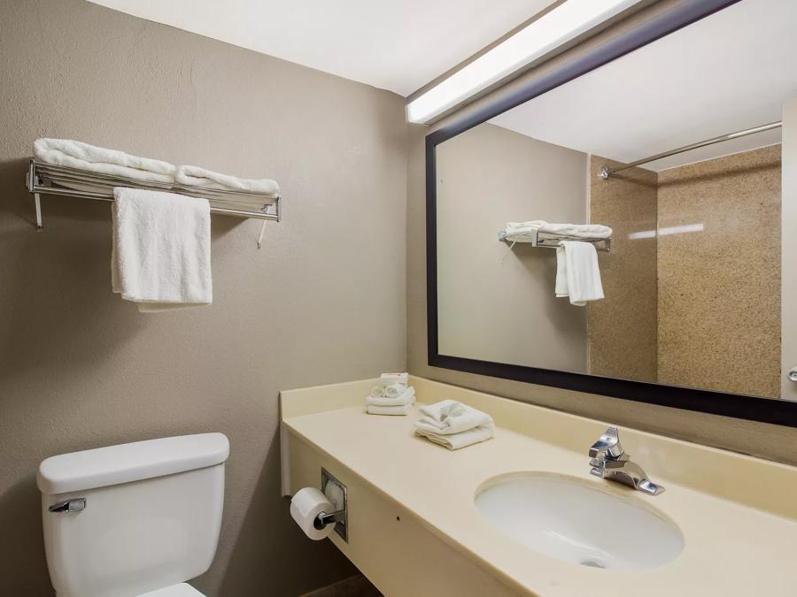 Red Roof Inn New Stanton Superior King Non-Smoking Bathroom Image