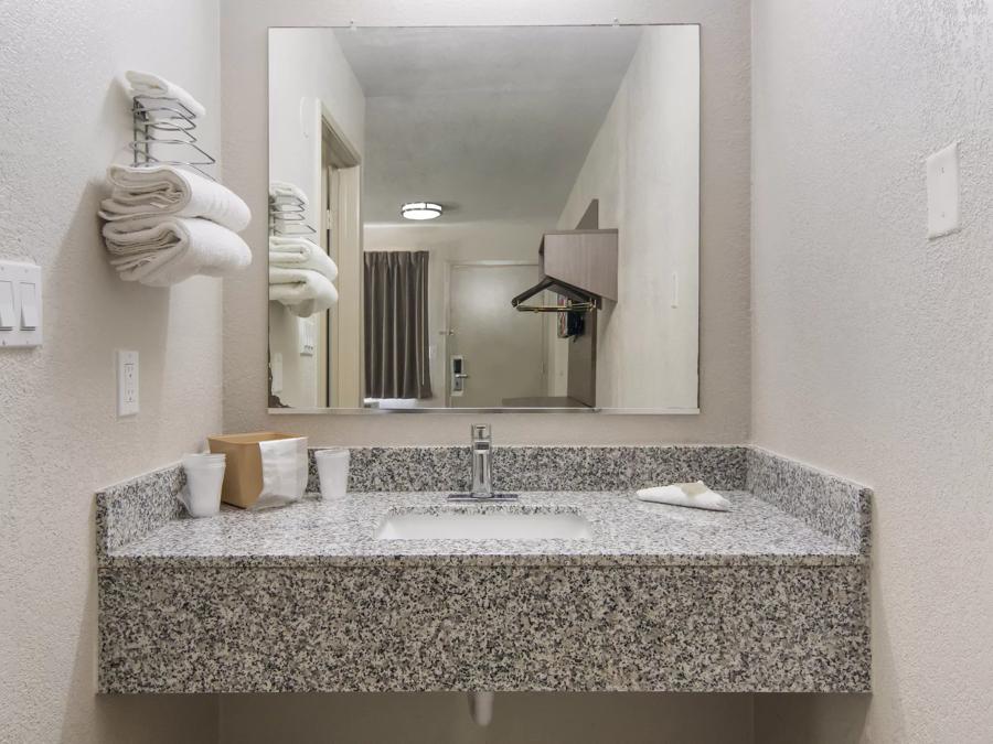 Red Roof Inn Fort Worth South Standard King Non-Smoking Bathroom Image