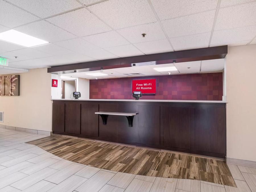Red Roof Inn Knoxville Central - Papermill Road Front Desk Image