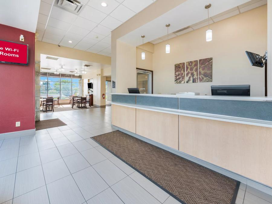 Red Roof Inn Columbus - Grove City Front Desk and Lobby Image