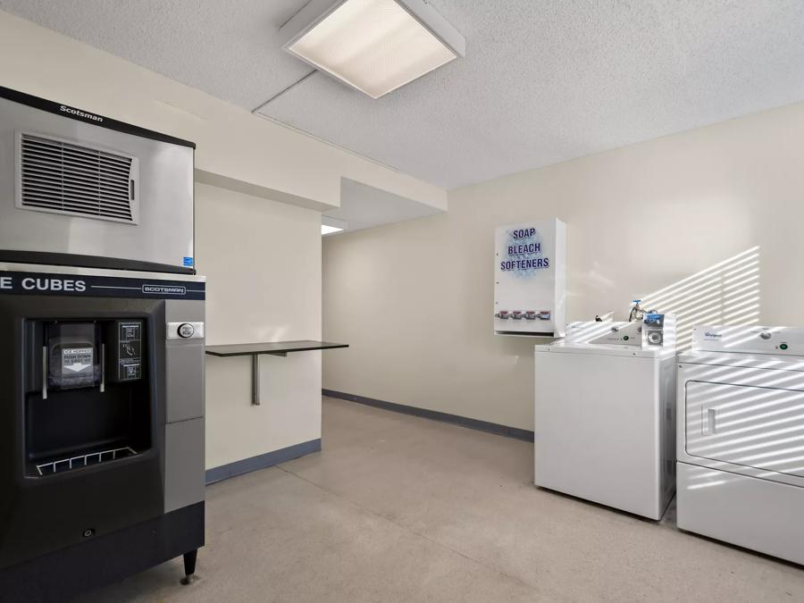 SPOT X Hotel Tampa - Wesley Chapel by The Red Collection Laundry Image