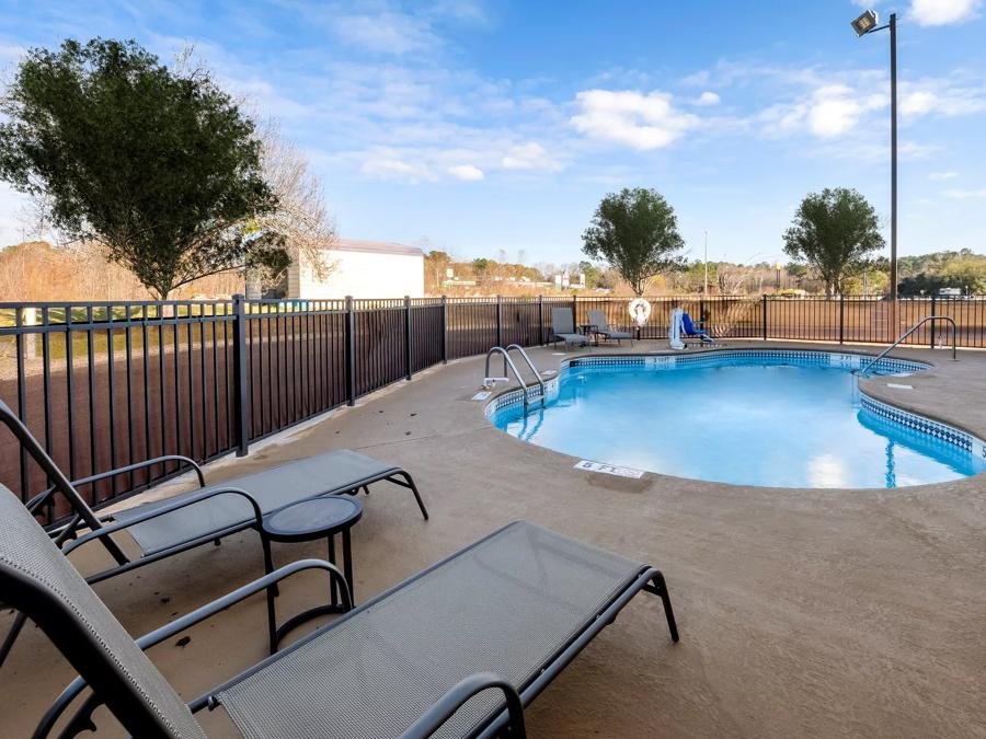 Red Roof Inn Yemassee Outdoor Swimming Pool Image