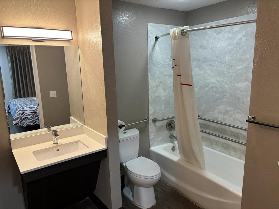 Red Roof Inn Wildwood, FL - The Villages ADA Accessible Superior King Bathroom Image