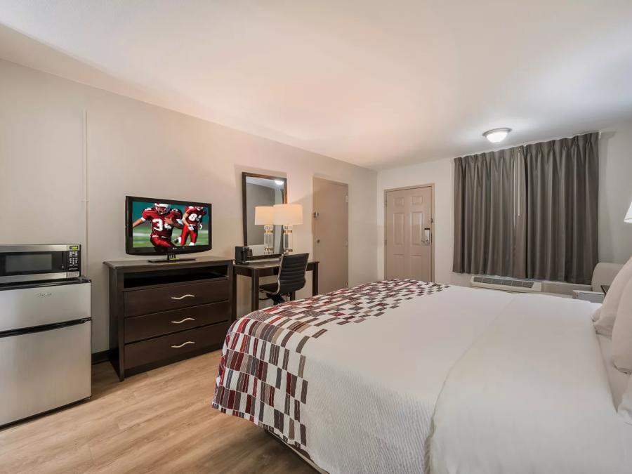 Red Roof Inn College Station Superior King Room Non-Smoking Amenities Image
