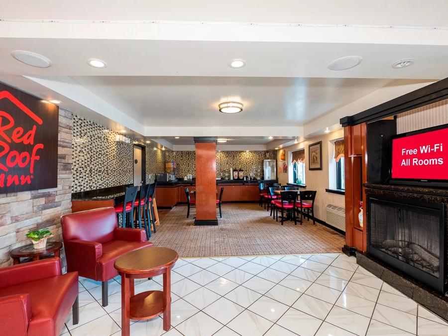 Red Roof Inn Hartford - Vernon Lobby and Sitting Area Image