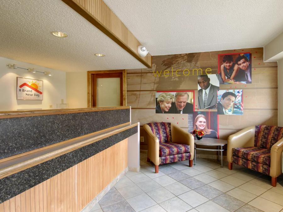 Red Roof Inn Parkersburg Lobby and Front Desk Image