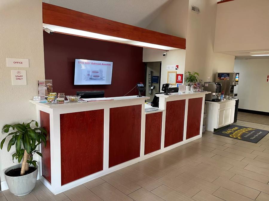 Red Roof Inn Branson Front Desk and Lobby Image