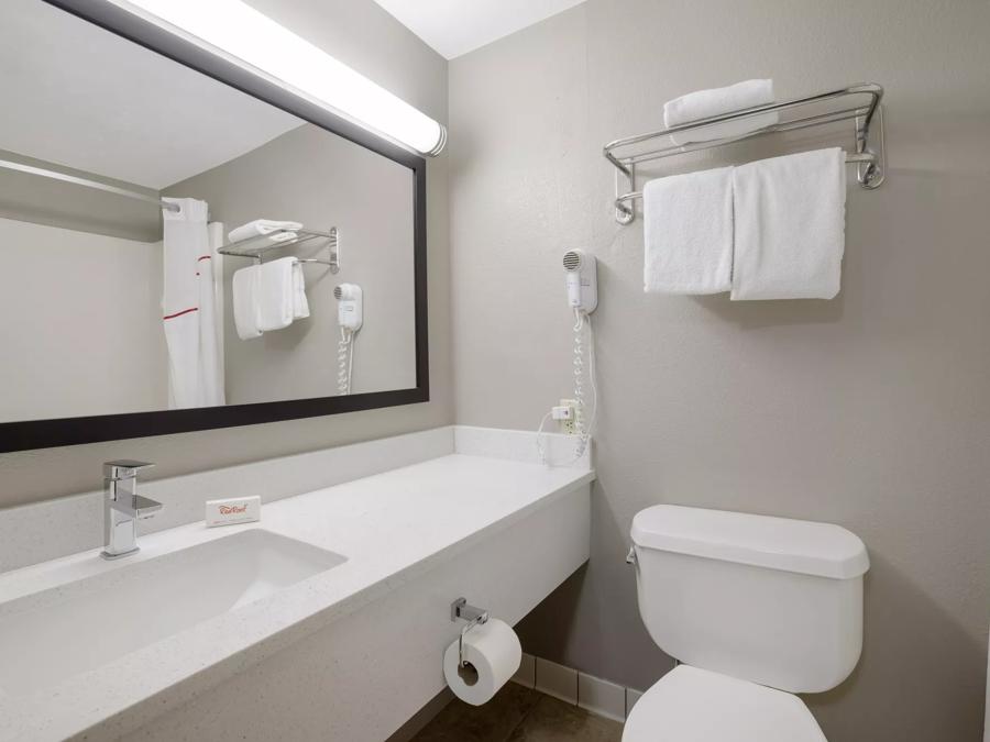 Red Roof Inn Weedsport Superior King w/ Jetted Tub Non-Smoking Bathroom Image