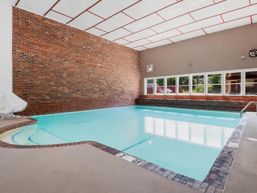 Red Roof Inn Chattanooga - Lookout Mountain Pool Image