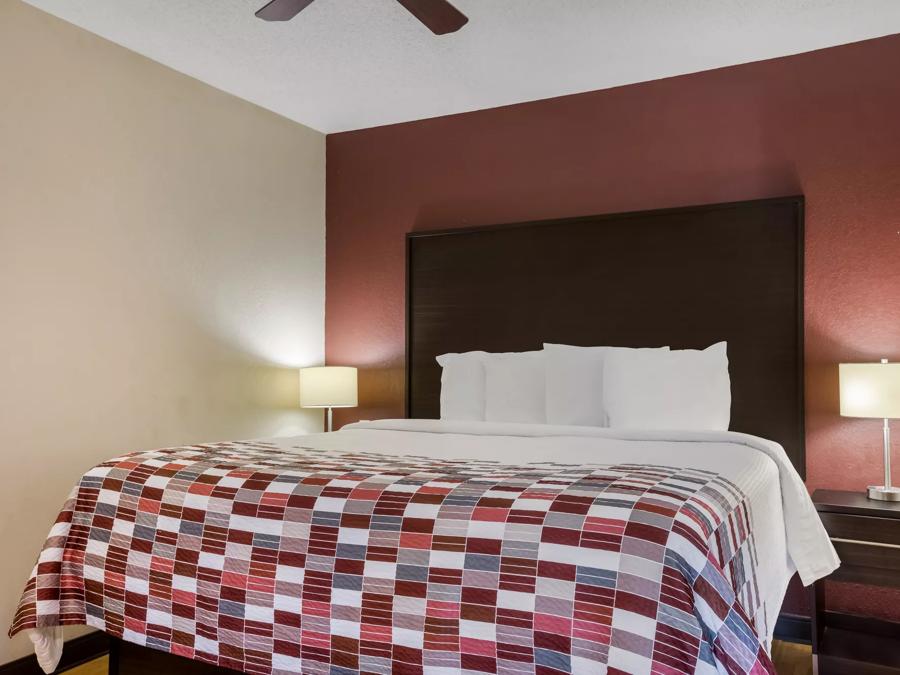 Red Roof Inn & Suites Statesboro - University Suite King Bed with Jetted tub Non-Smoking Image