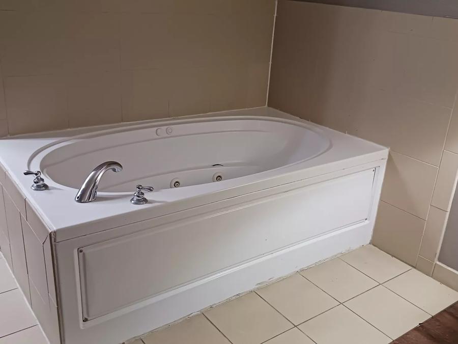 Red Roof Inn & Suites Midland Superior King with Jetted Tub Non-Smoking Image