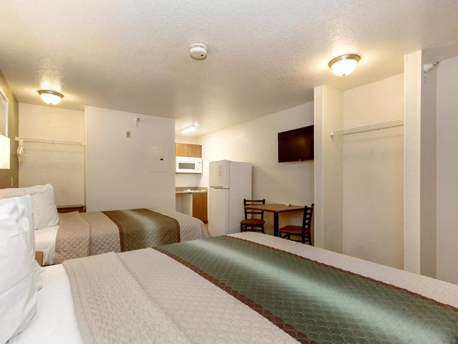 HomeTowne Studios Philadelphia - Maple Shade, NJ Studio 2 Queen Beds 