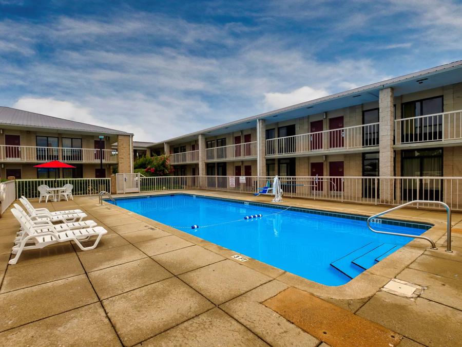 Red Roof Inn Gadsden Outdoor Swimming Pool Image