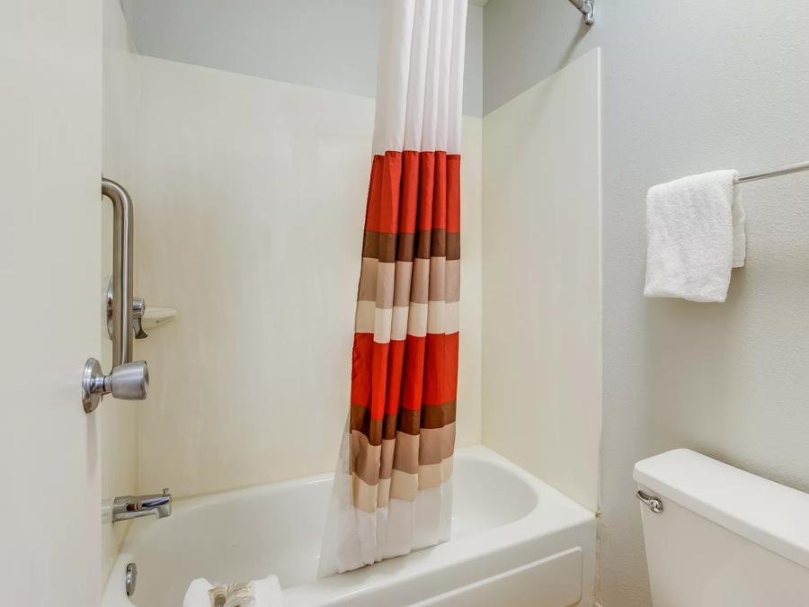 Red Roof Inn Lansing West - MSU Superior King Bathroom Image