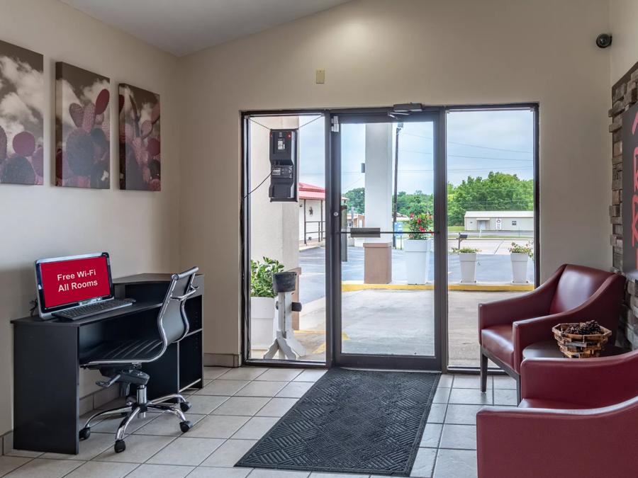 Red Roof Inn Buffalo, TX Front Door Entrance Image