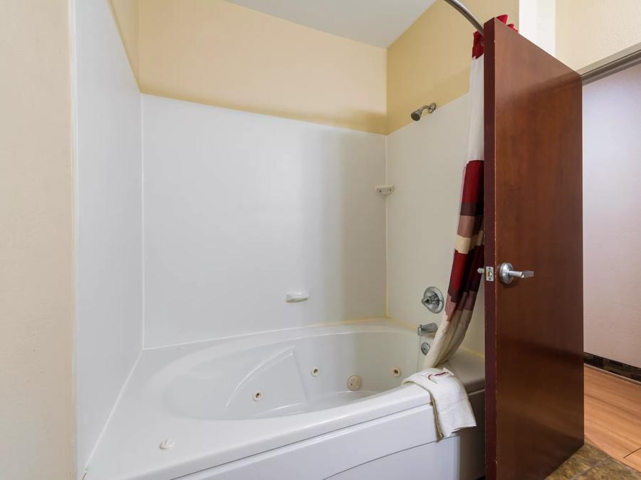 Suite King with Jetted Tub Non-Smoking Bathroom Image