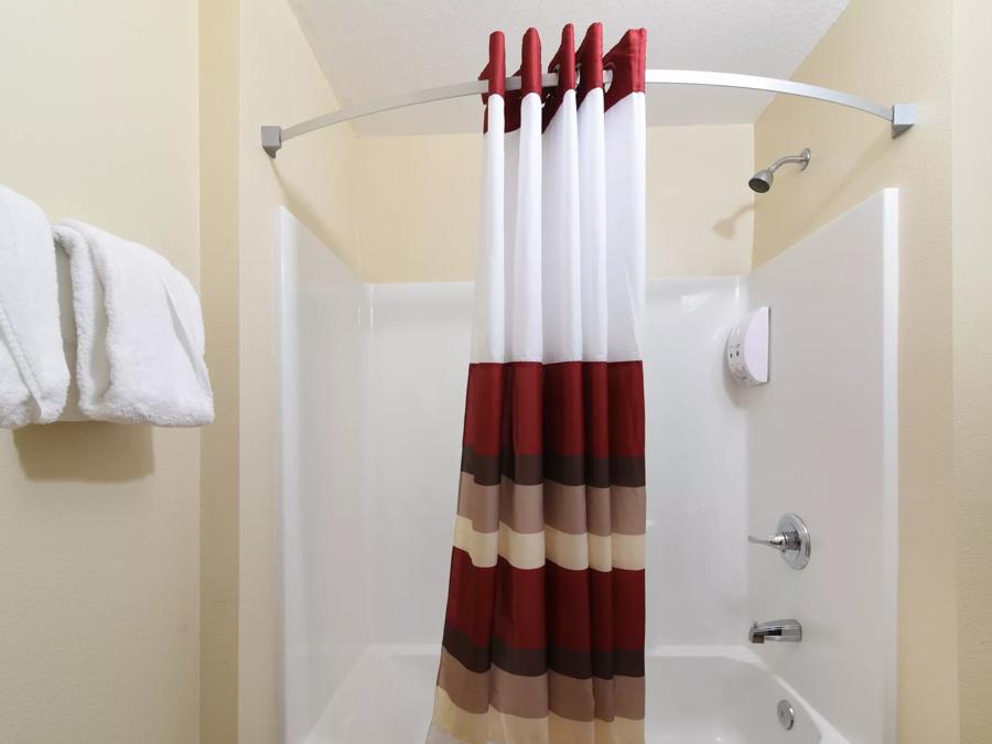 Red Roof Inn Bakersfield Superior King Room Non-Smoking Bathroom Image