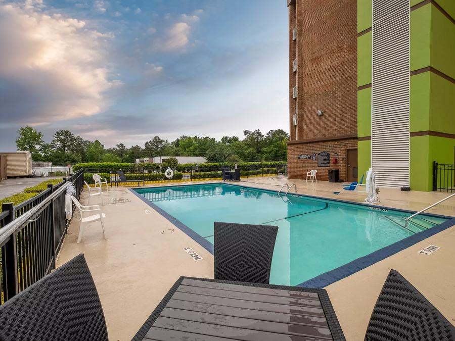 Red Roof Inn & Suites Macon Outdoor Swimming Pool