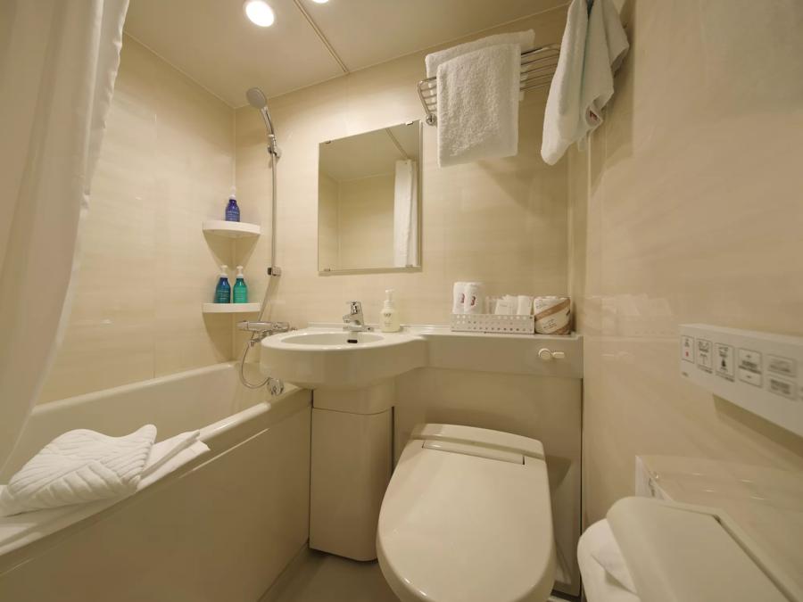 1 Full Bed Non-Smoking Bathroom Image