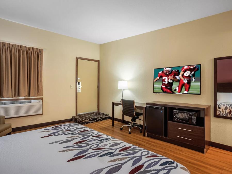 Red Roof Inn Des Moines Superior King Room Non-Smoking Amenities Image