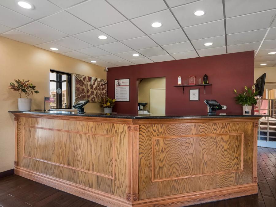 Red Roof Inn & Suites Newark - University Front Desk Image