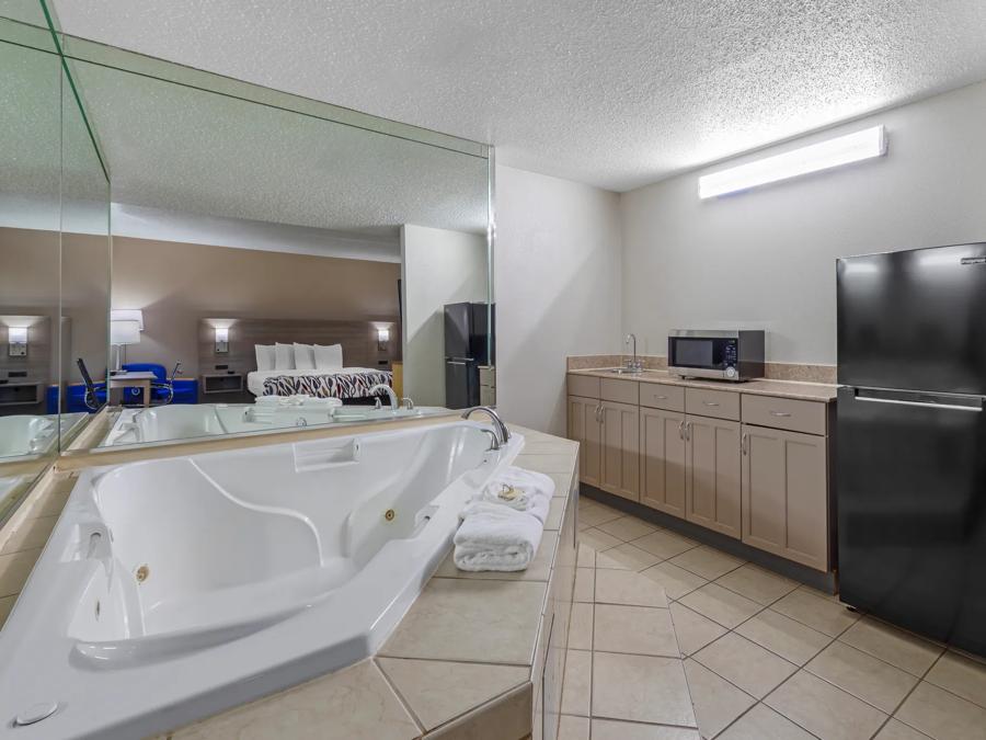 RRI332_Suite 1 King Jetted Tub 2 PRO Approved 5-15-26 Image