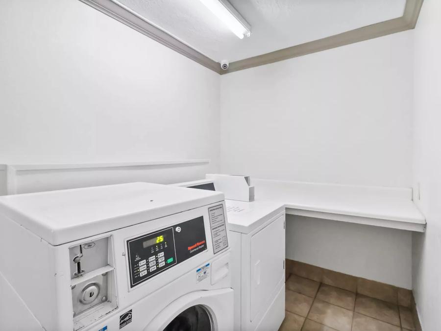 Red Roof Inn & Suites Fayetteville - Fort Bragg Laundry Image