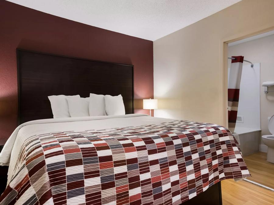 Red Roof Inn & Suites Statesboro - University Suite King Bed with Jetted tub Non-Smoking Image