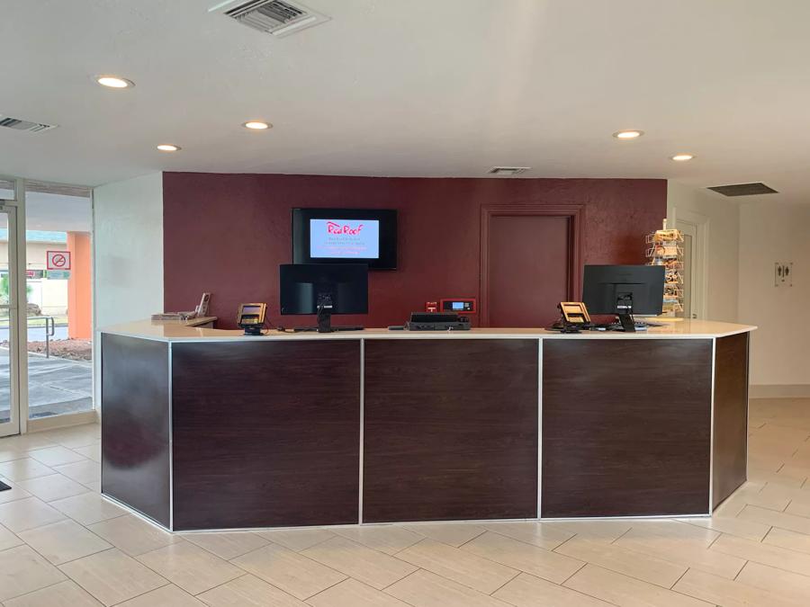 Red Roof Inn Tucson Downtown - University Front Desk Image