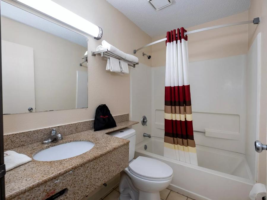 Red Roof Inn Norfolk - Portsmouth Superior King Room Non-Smoking Bathroom Image