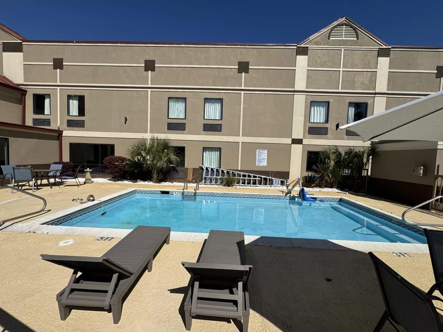 Red Roof Inn Moss Point Outdoor Pool Image