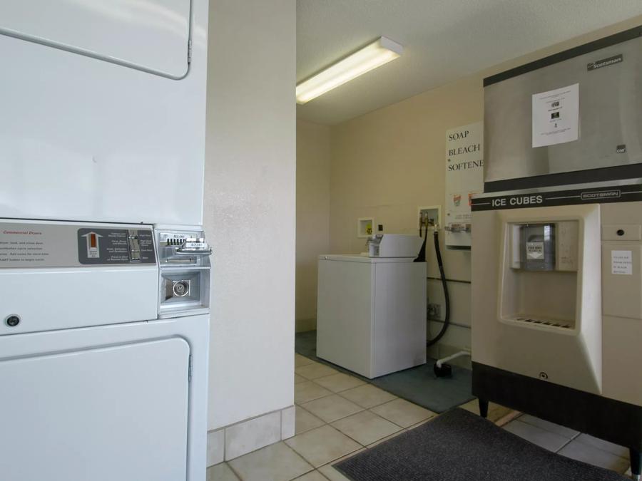 Red Roof Inn Cleveland - Medina Guest Coin Laundry Facility