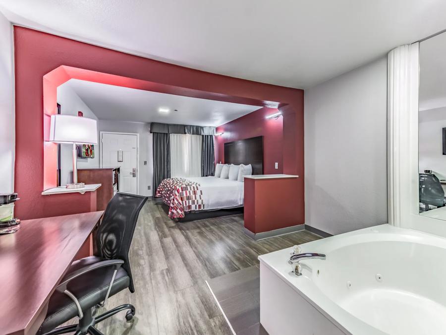 609-superior king with jetted tub-02 Image