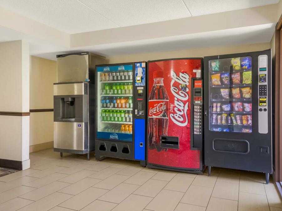 Red Roof PLUS+ & Suites Knoxville West-Cedar Bluff Vending Image