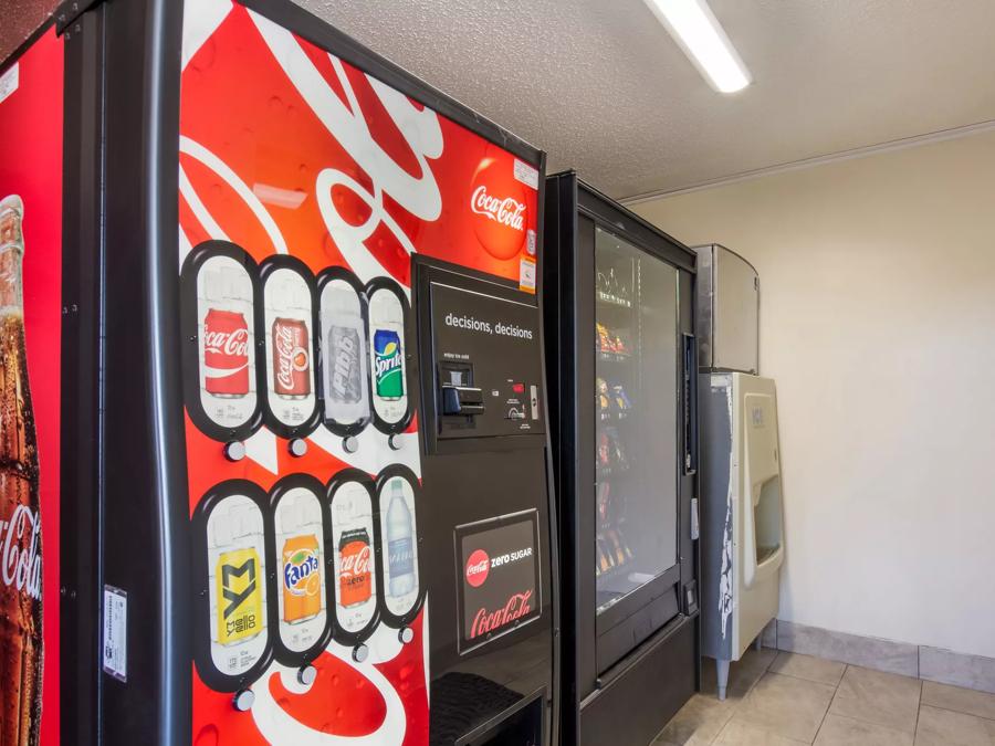 Red Roof Inn Shelbyville Vending Image