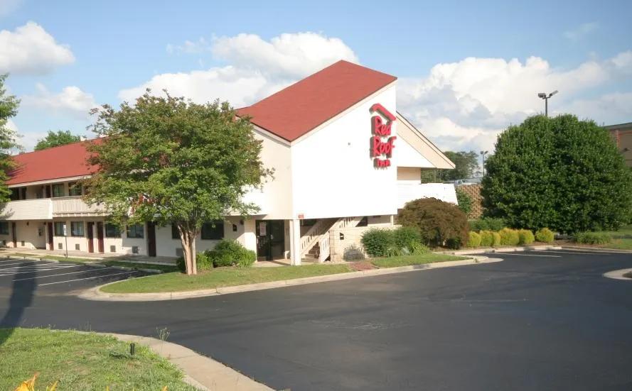 Budget, Pet Friendly Hotel in Greensboro, NC 27409 Red Roof Inn