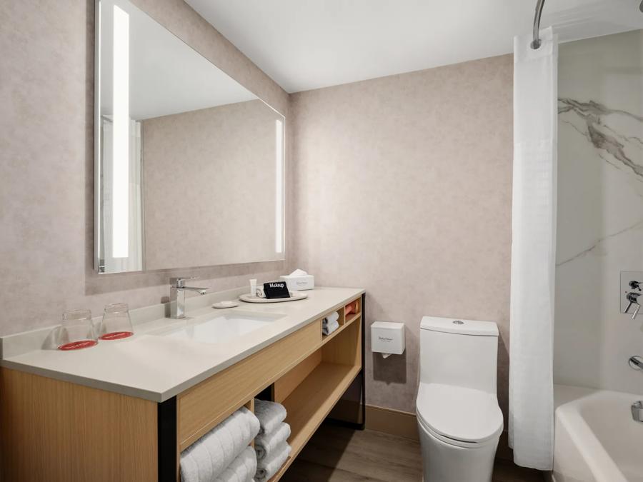 Red Roof PLUS+ Vancouver Airport Deluxe 2 Queen Beds Smoke Free Bathroom Image
