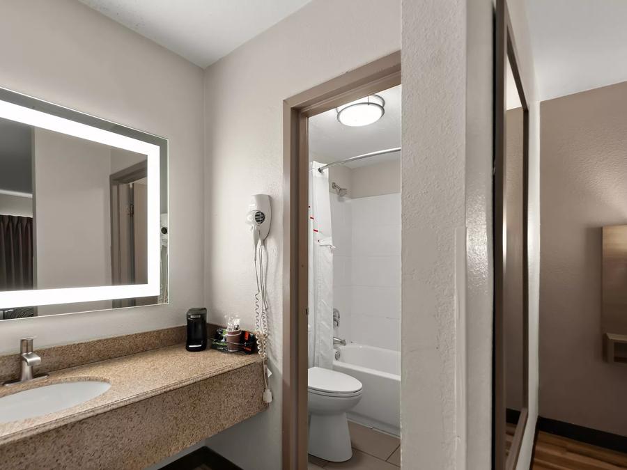 Red Roof Inn Winchester, VA Deluxe 2 Queen Beds First Floor Non-Smoking Bathroom Image