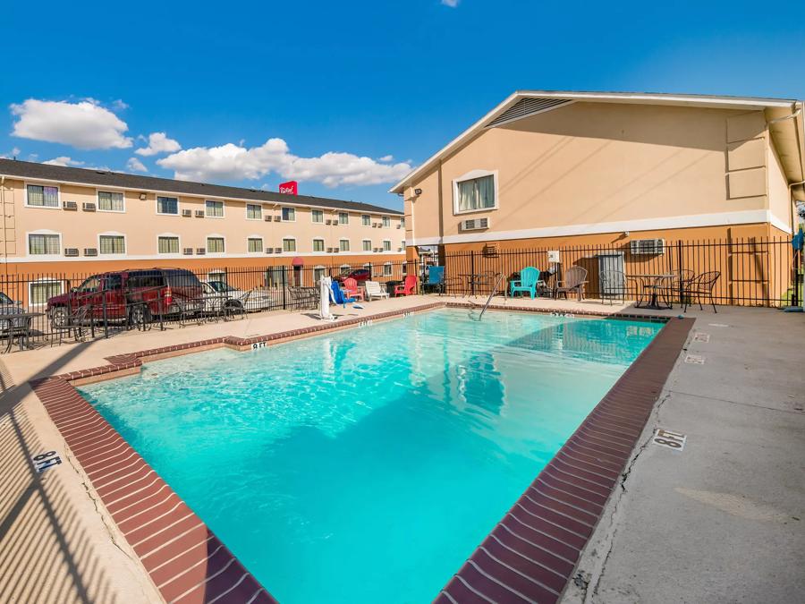 Red Roof Inn & Suites Denton Swimming Pool Image