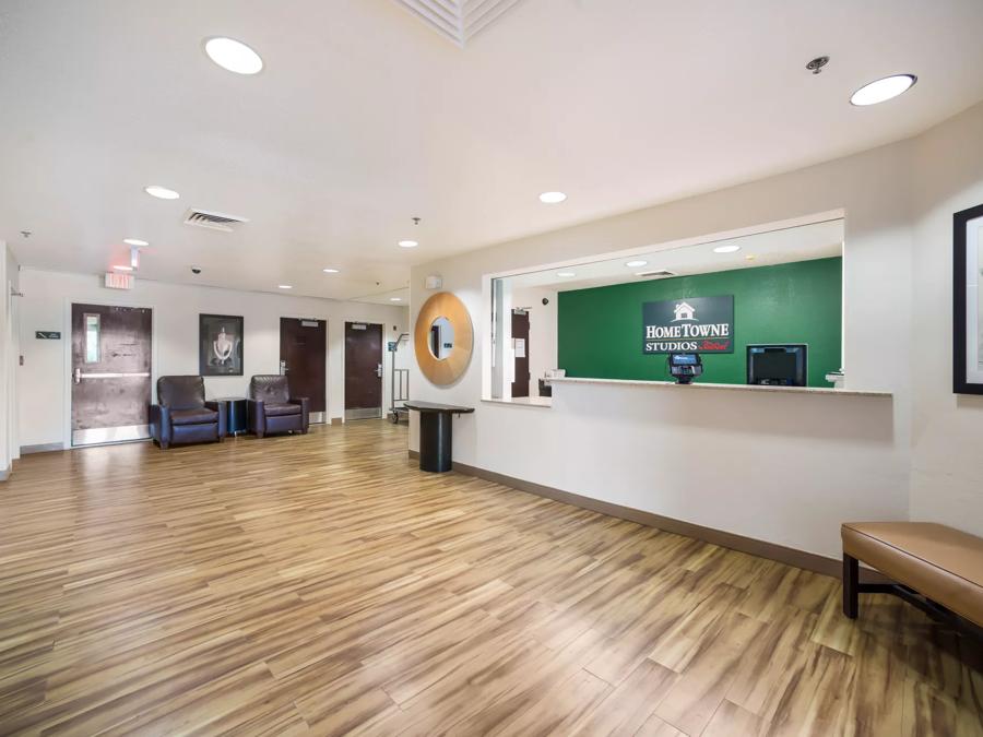 HomeTowne Studios St. Louis - Airport/N Lindbergh Lobby Image